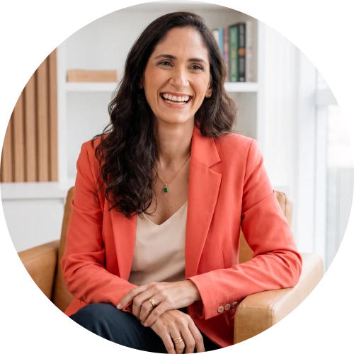 Dra. Melina Martins, ginecologista, sentada em seu consultório na Barra da Tijuca.